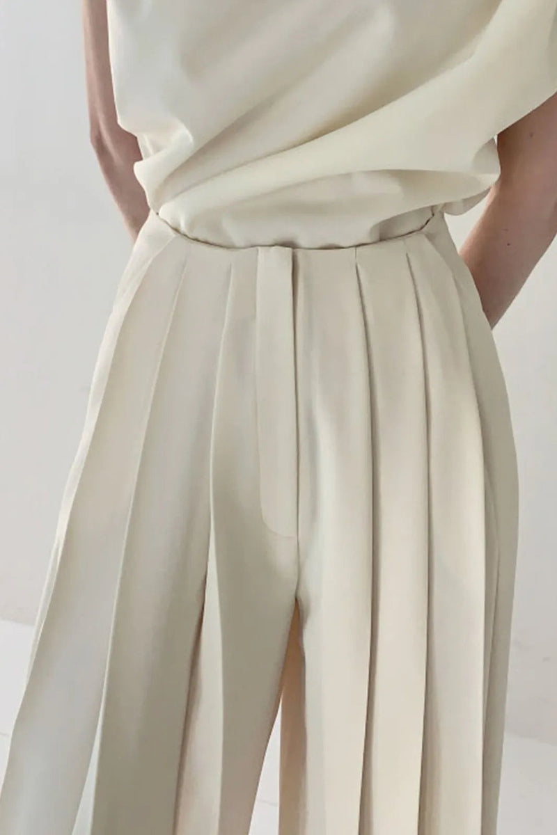 Well Tailored Pants with a Graceful Silhouette
