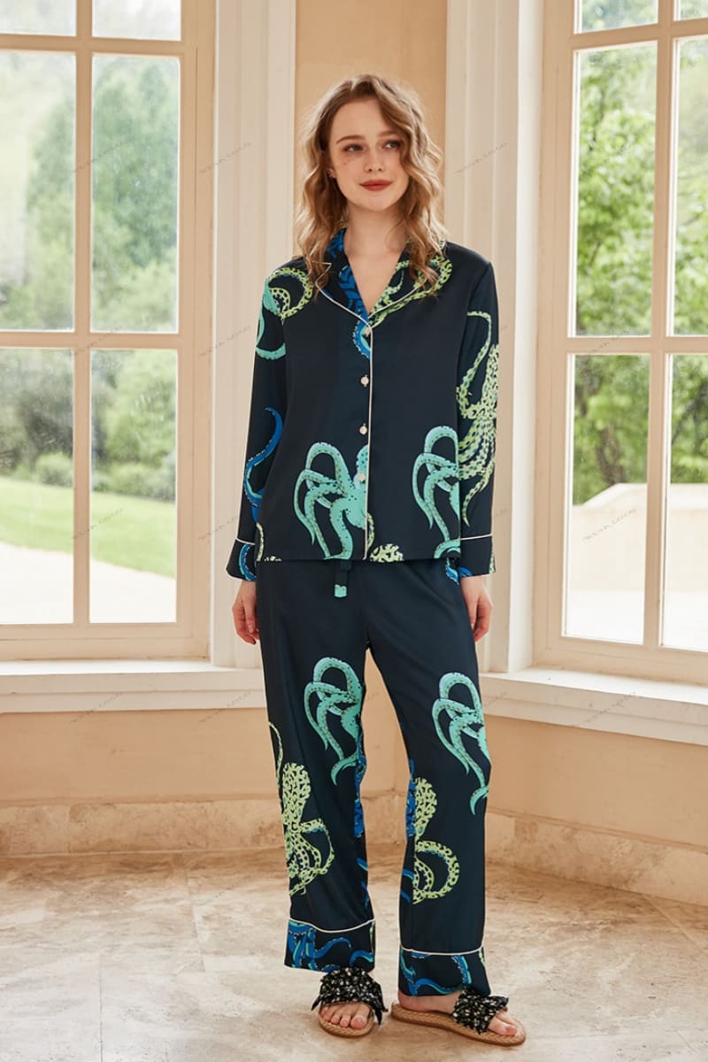 Well Tailored Top with a Graceful Silhouette