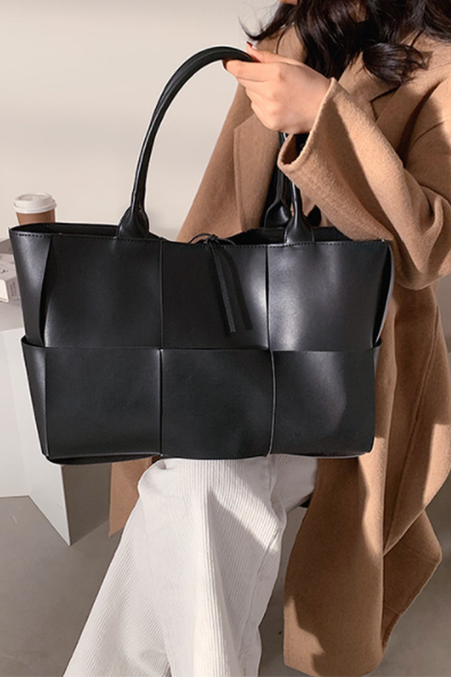 Well Tailored Bag with a Graceful Silhouette