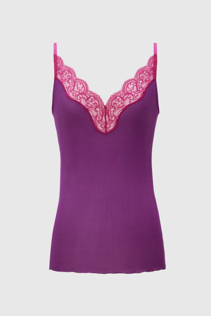 Well Tailored Top with a Graceful Silhouette
