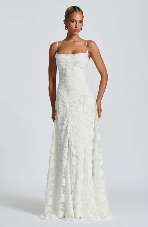 Effortlessly Elegant Dress with a Timeless Design