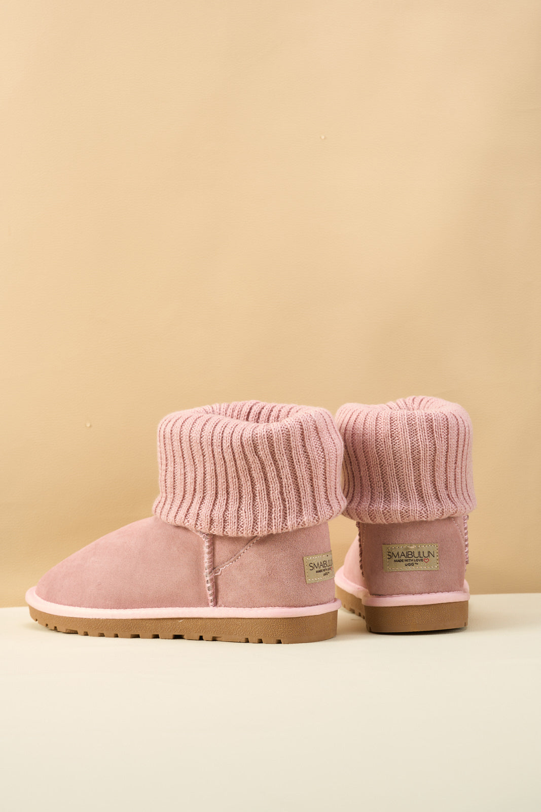Effortlessly Elegant Boots with a Timeless Design