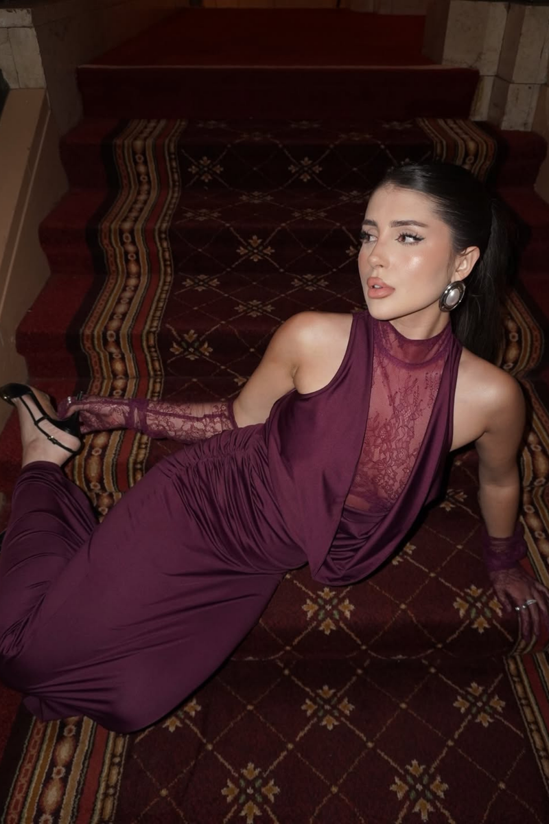 Beautifully Finished Dress in a Timeless Design