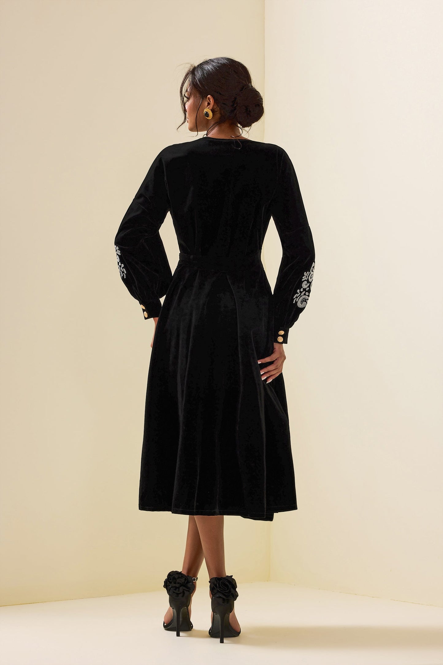Beautifully Finished Dress in a Timeless Design