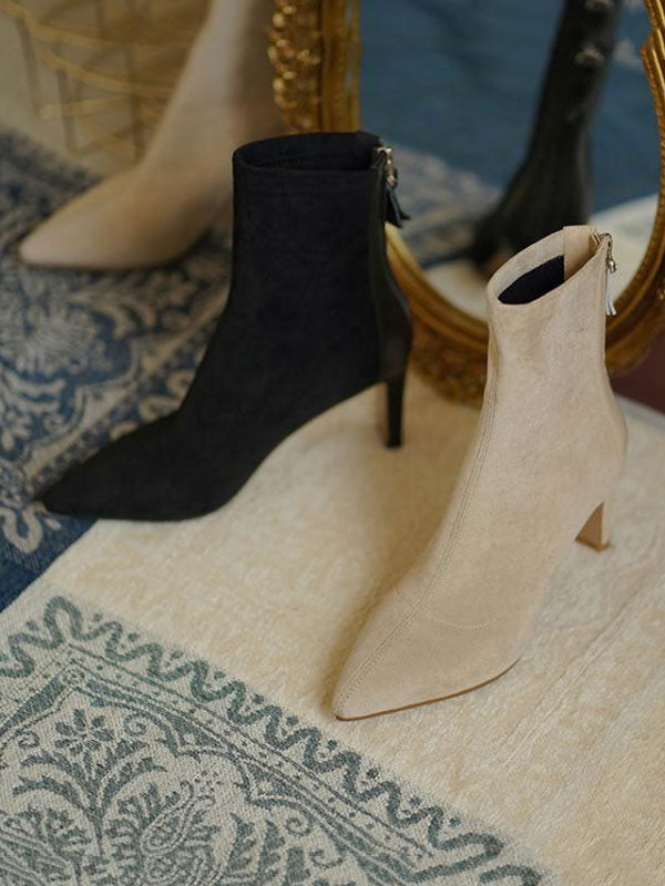 Effortlessly Elegant Boots with a Timeless Design
