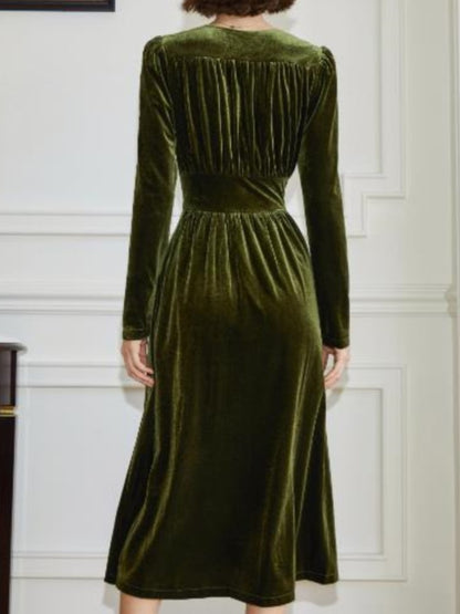 A Vintage Style Dress with Delicate Timeless Details