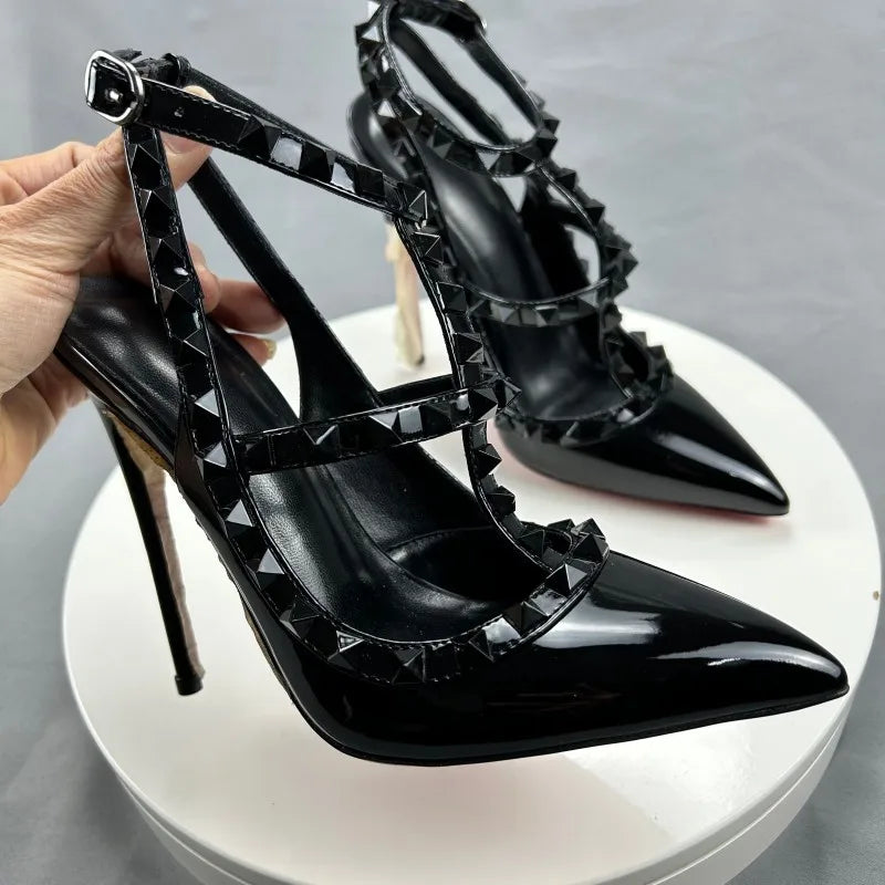 Effortlessly Elegant Sandals with a Timeless Design