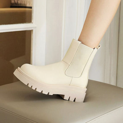 Well Tailored Boots with a Graceful Silhouette