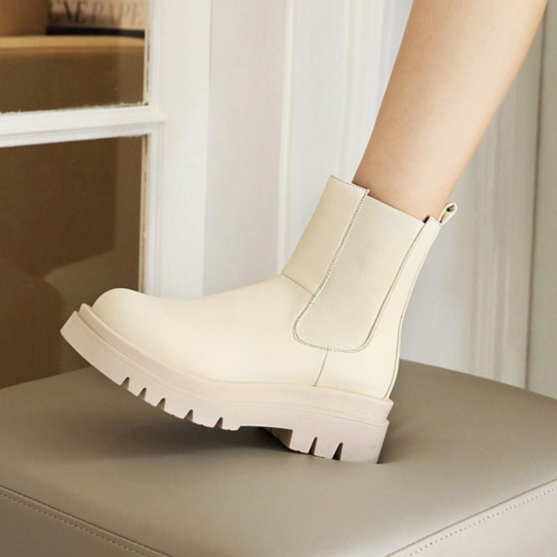 Well Tailored Boots with a Graceful Silhouette
