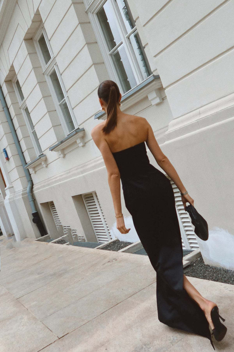 Beautifully Finished Dress in a Timeless Design