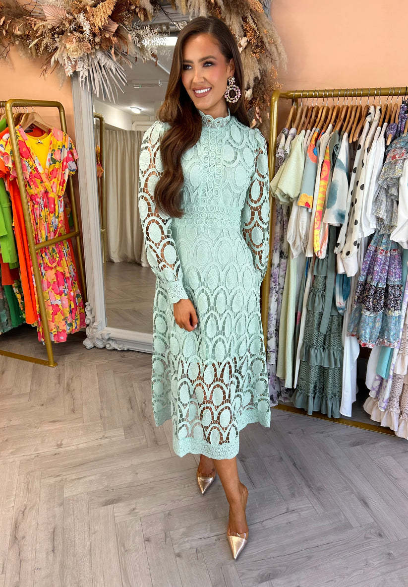 Beautifully Finished Dress in a Timeless Design