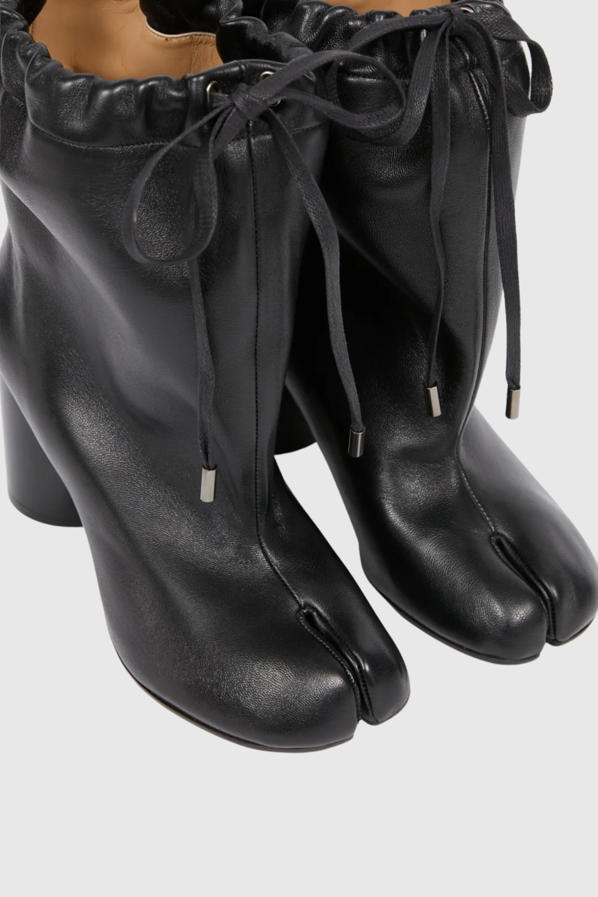 Effortlessly Elegant Boots with a Timeless Design