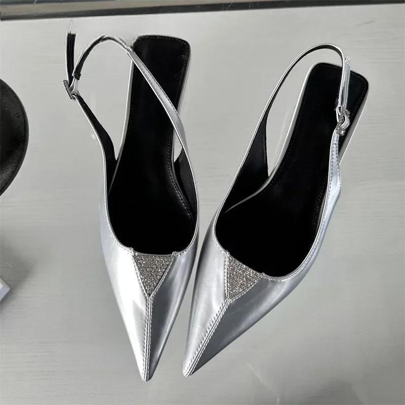 Effortlessly Elegant Heels with a Timeless Design