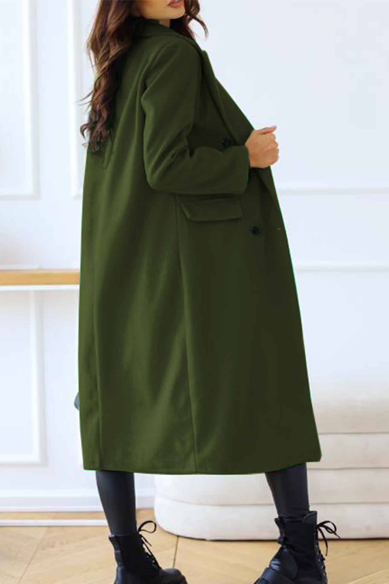 Well Tailored Coat with a Graceful Silhouette