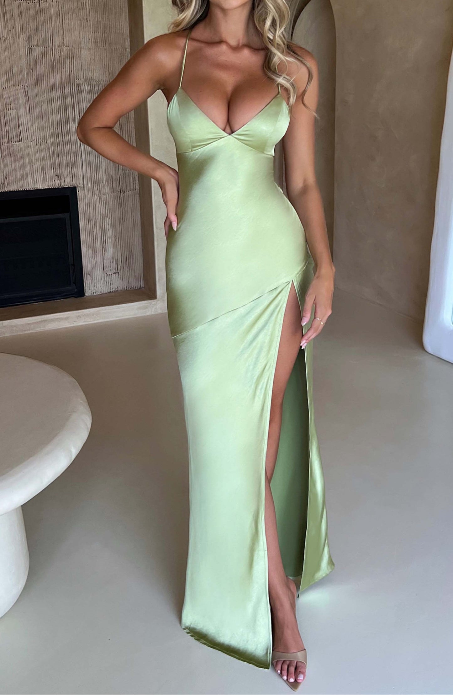 Effortlessly Elegant Dress with a Timeless Design