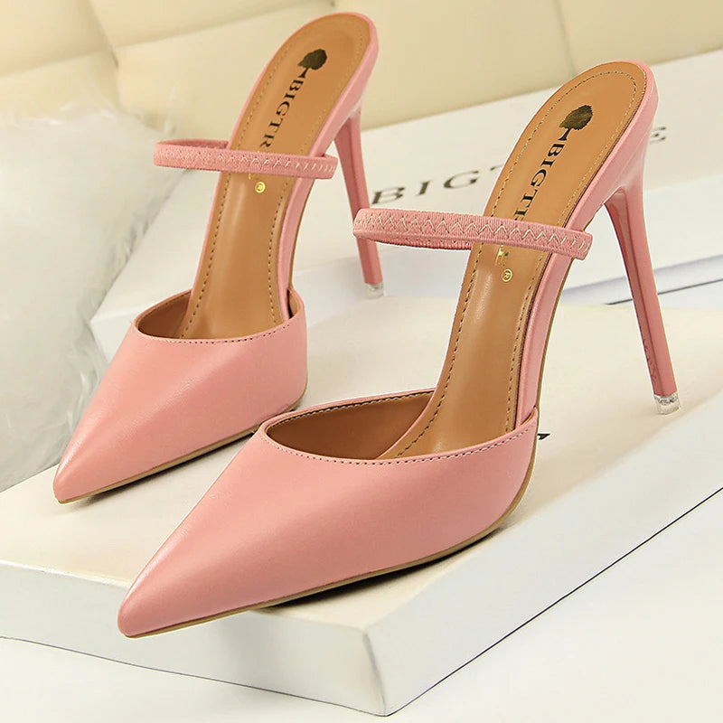 Effortlessly Elegant Heels with a Timeless Design