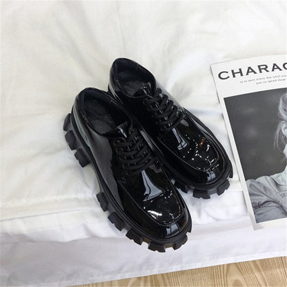 Well Tailored Shoes with a Graceful Silhouette