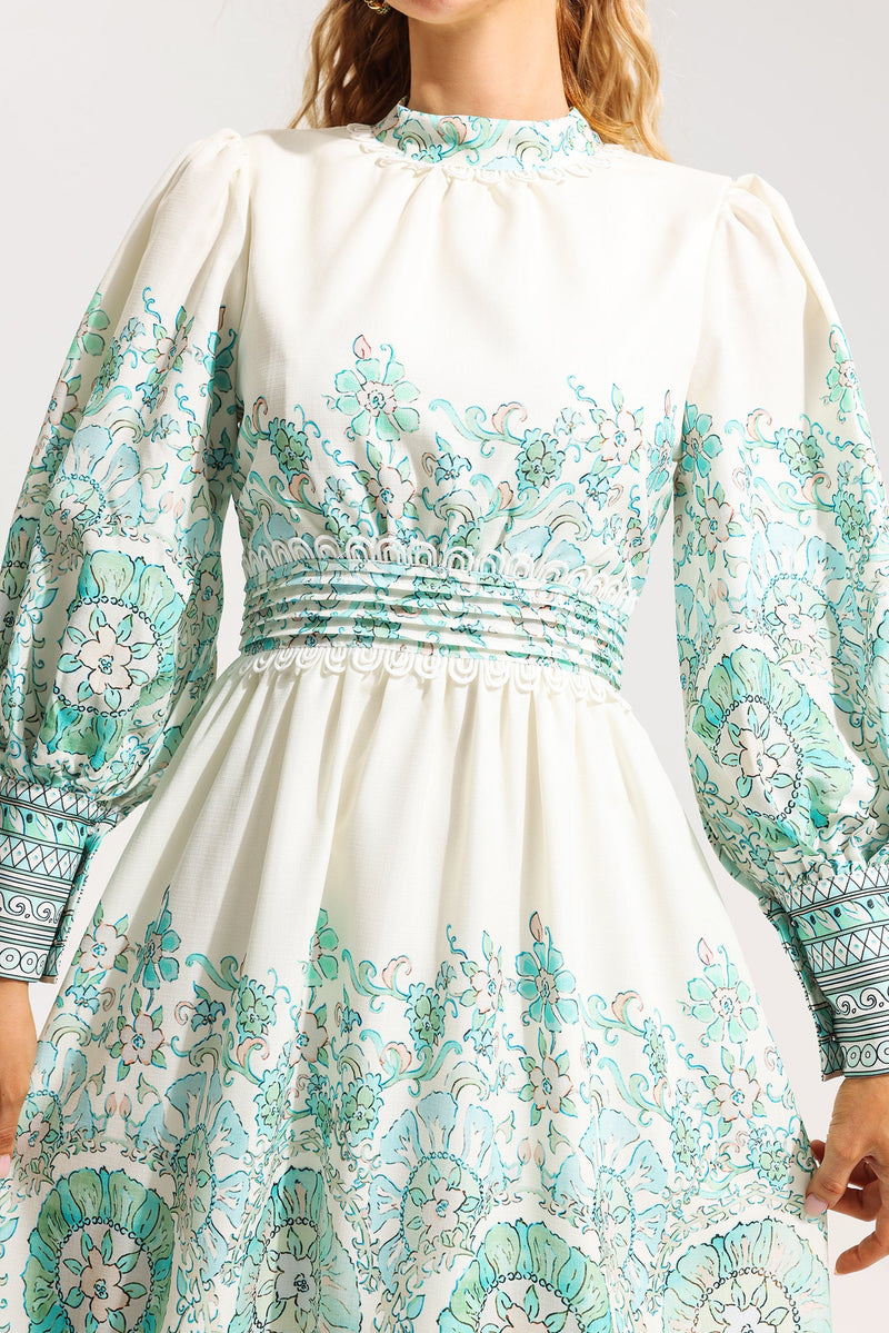 Well Tailored Dress with a Graceful Silhouette