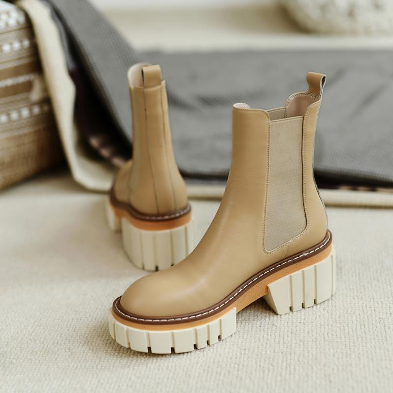 Effortlessly Elegant Boots with a Timeless Design