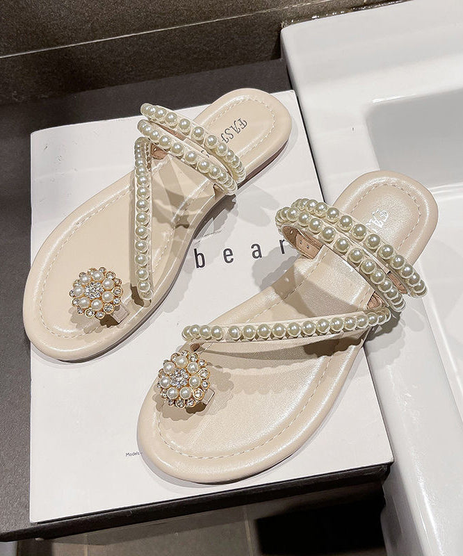 Well Tailored Sandals with a Graceful Silhouette