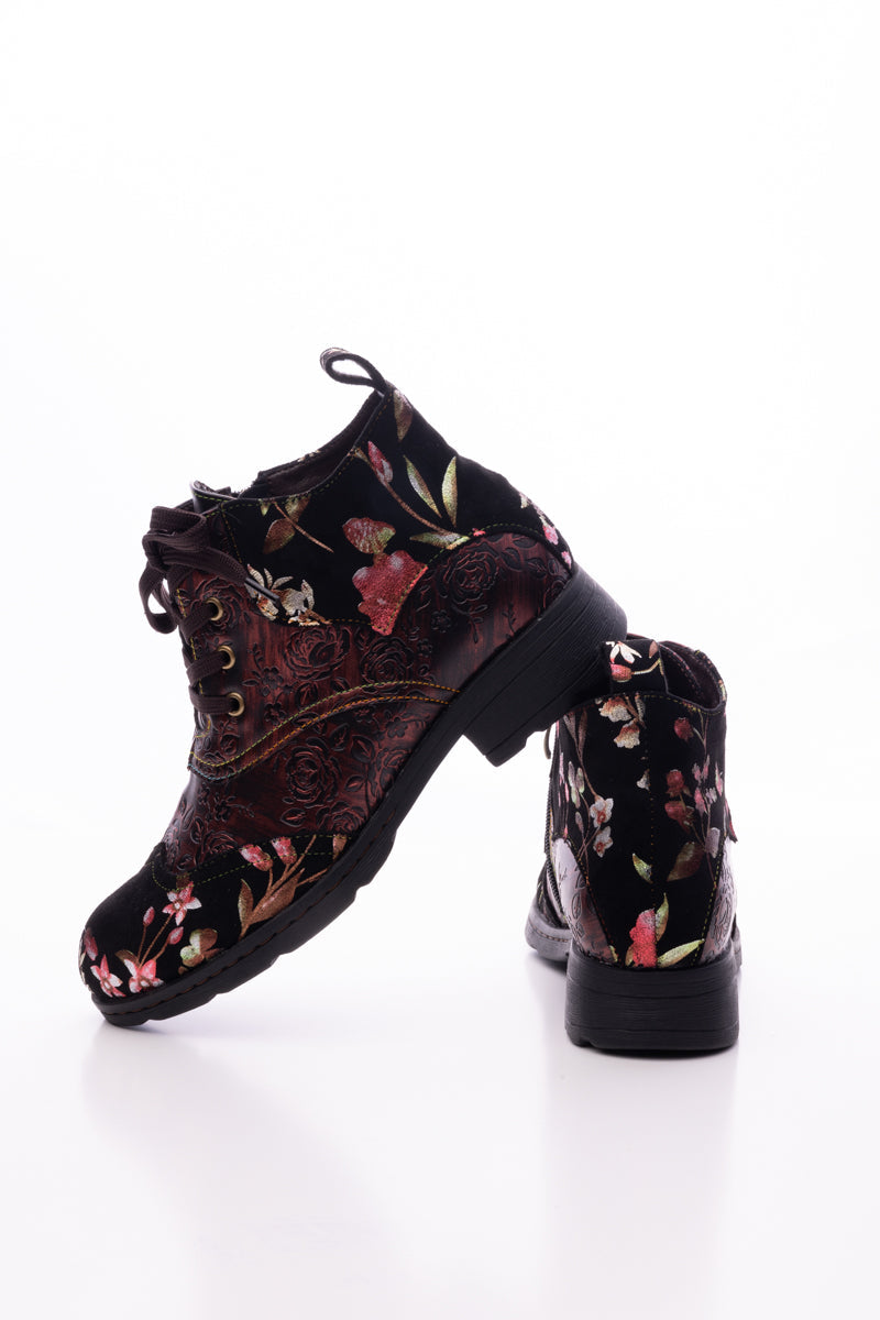 Beautifully Finished Boots in a Timeless Design