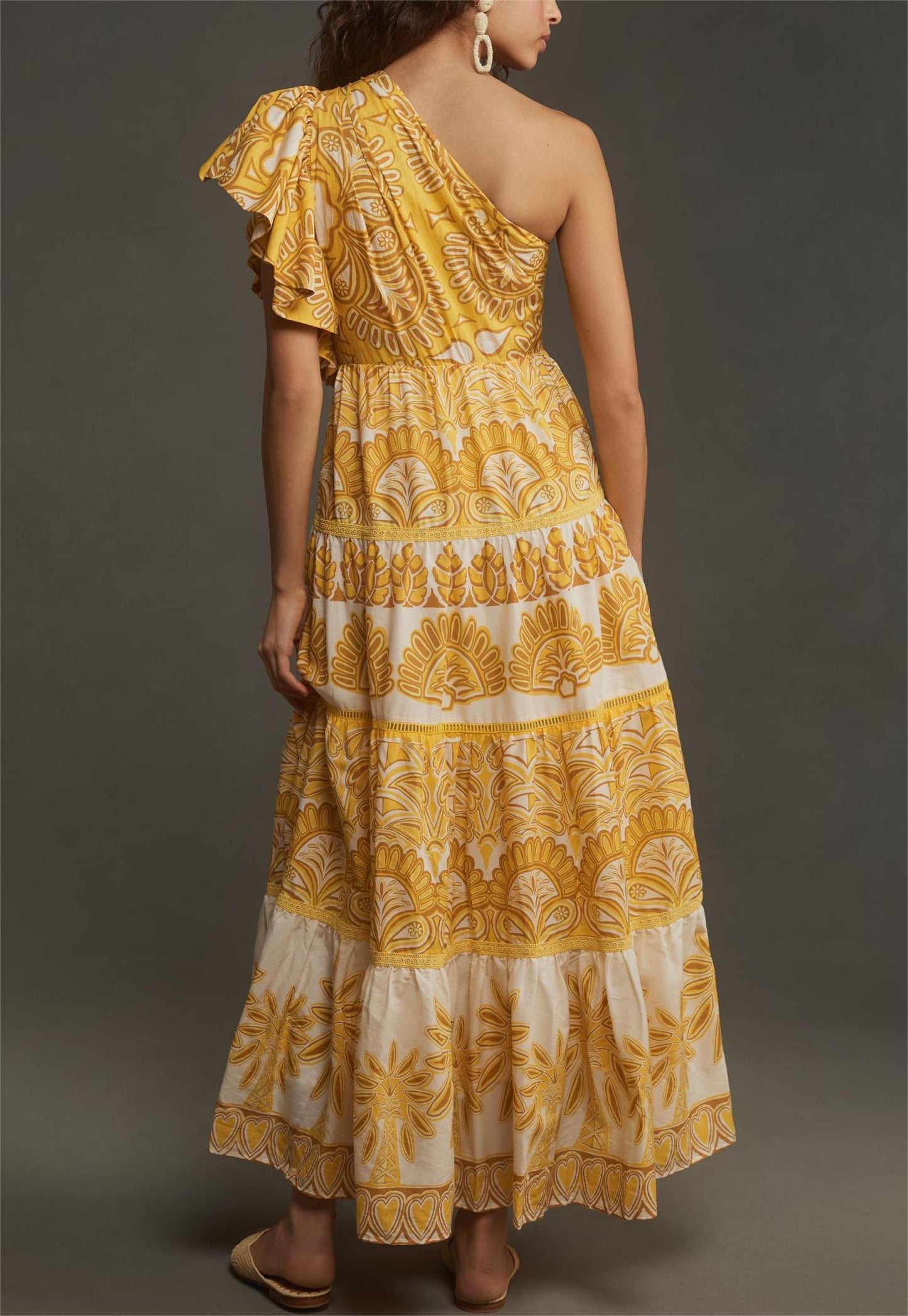 Well Tailored Dress with a Graceful Silhouette