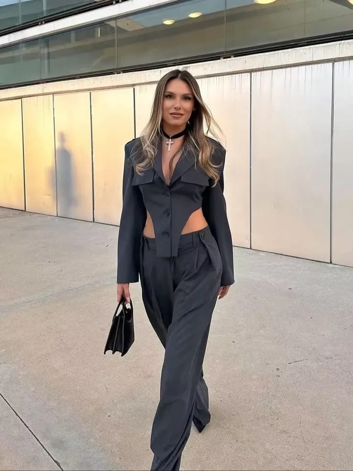 Well Tailored Pants with a Graceful Silhouette