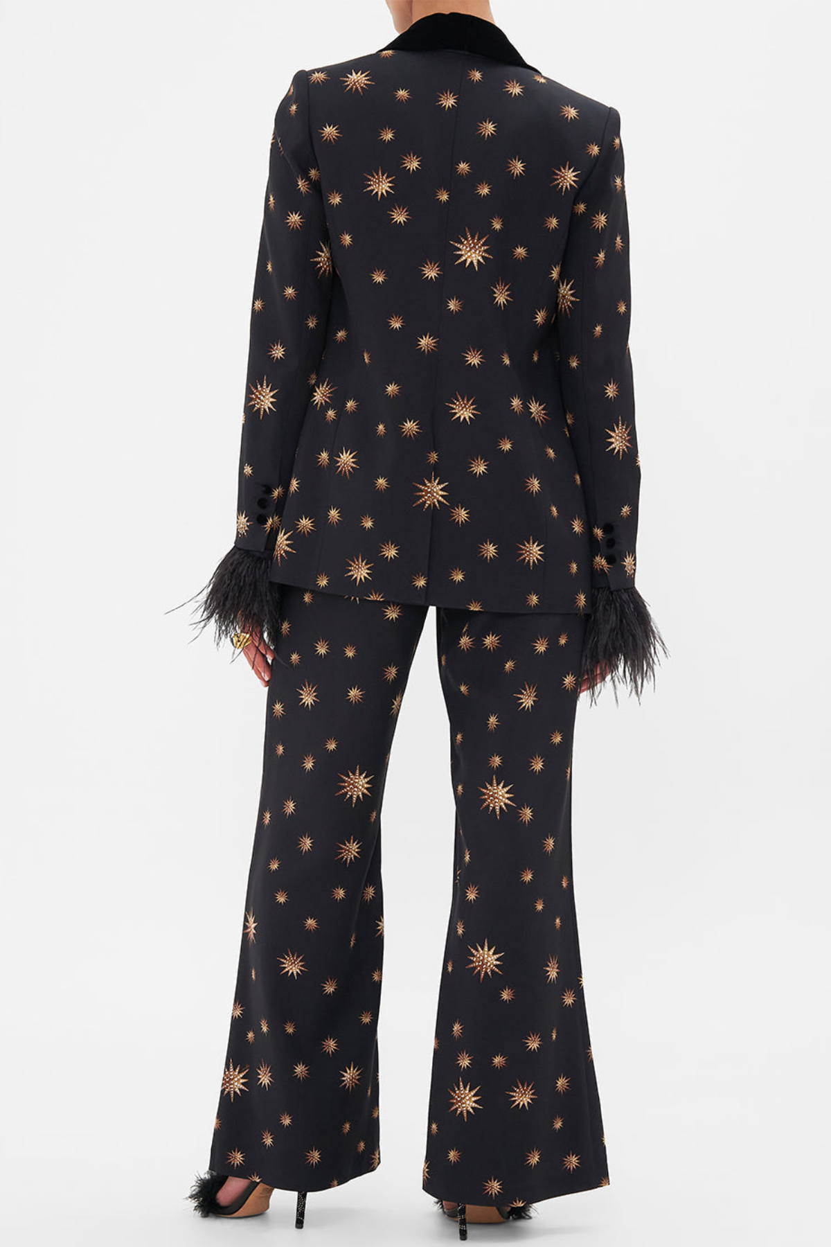 Effortlessly Elegant Pants with a Timeless Design