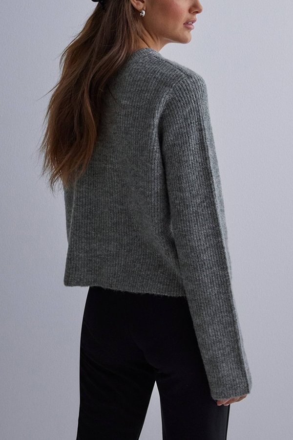 Effortlessly Elegant Cardigan with a Timeless Design