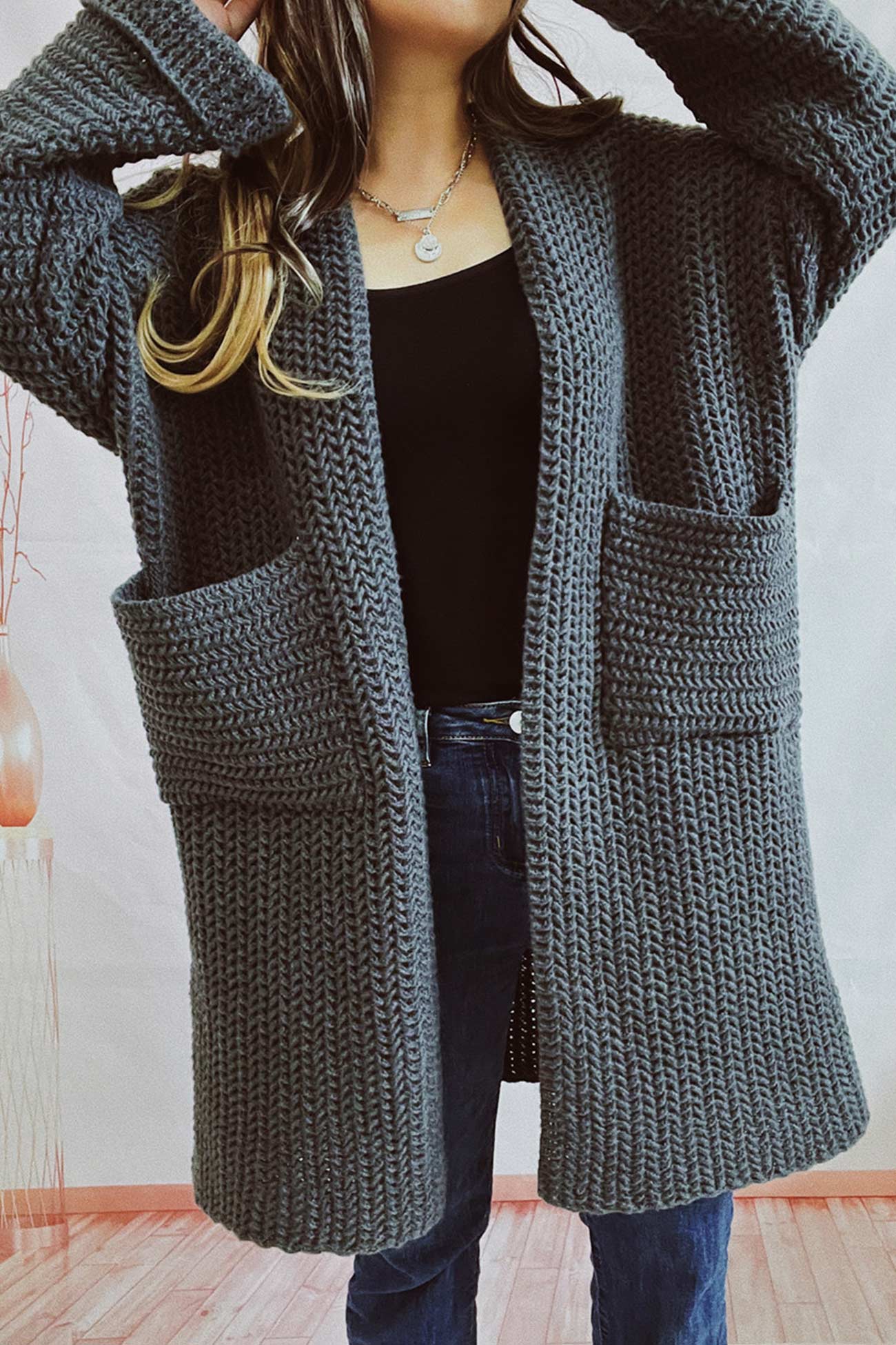 Well Tailored Cardigan with a Graceful Silhouette