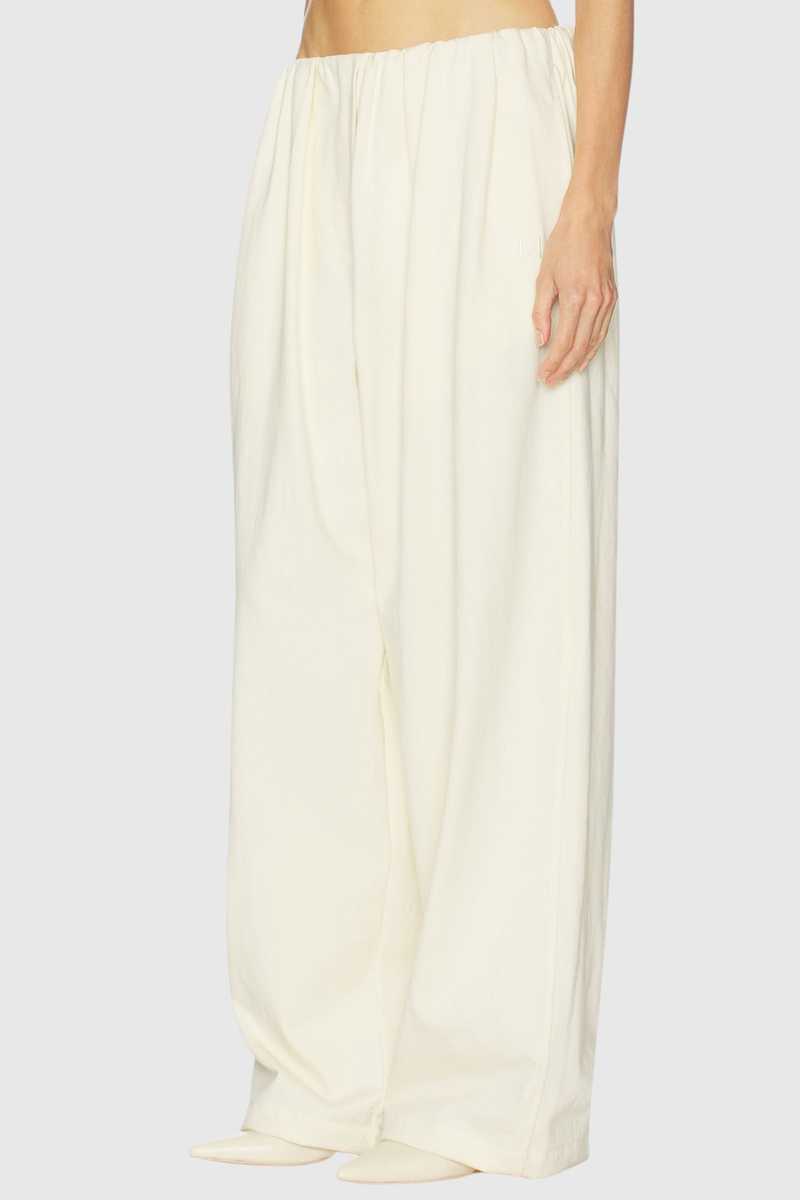Well Tailored Pants with a Graceful Silhouette