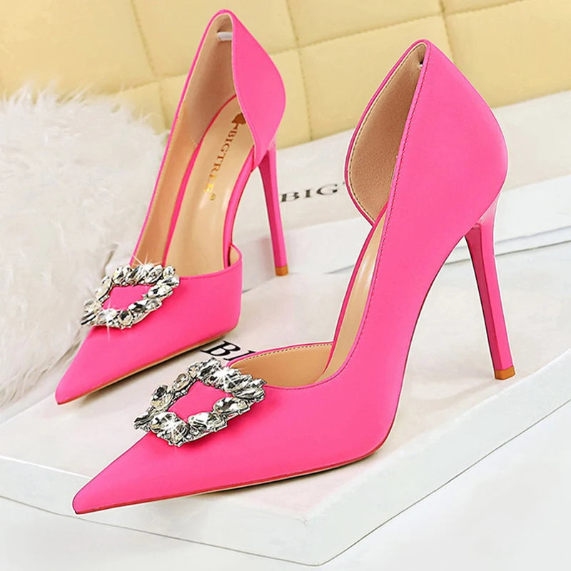 Beautifully Finished Heels in a Timeless Design