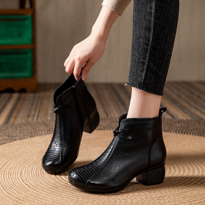 Effortlessly Elegant Boots with a Timeless Design