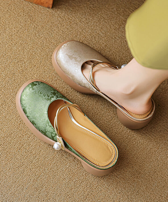 Well Tailored Sandals with a Graceful Silhouette