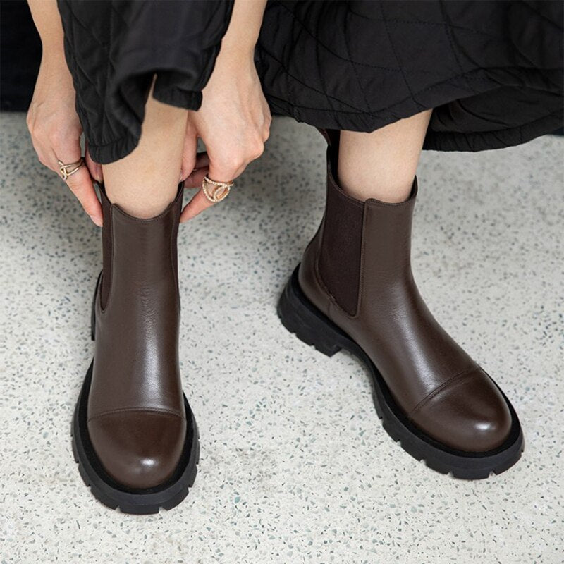 Effortlessly Elegant Boots with a Timeless Design