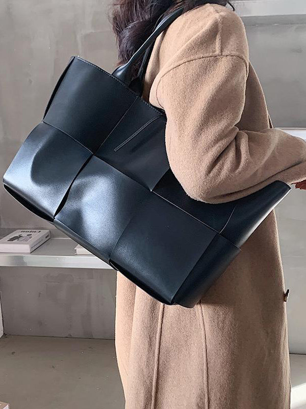 Elegantly Styled Bag for Everyday Wear