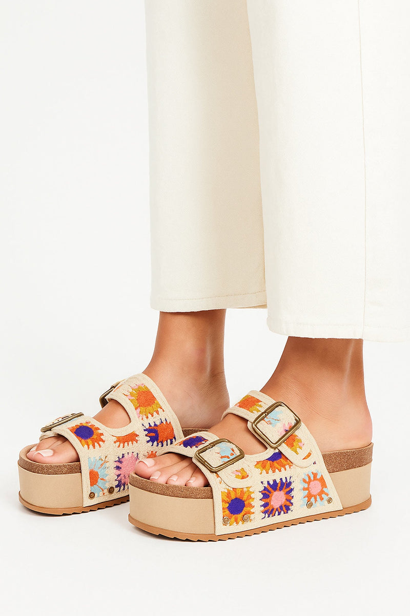 Effortlessly Elegant Sandals with a Timeless Design