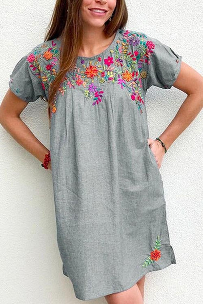 Beautifully Finished Dress in a Timeless Design