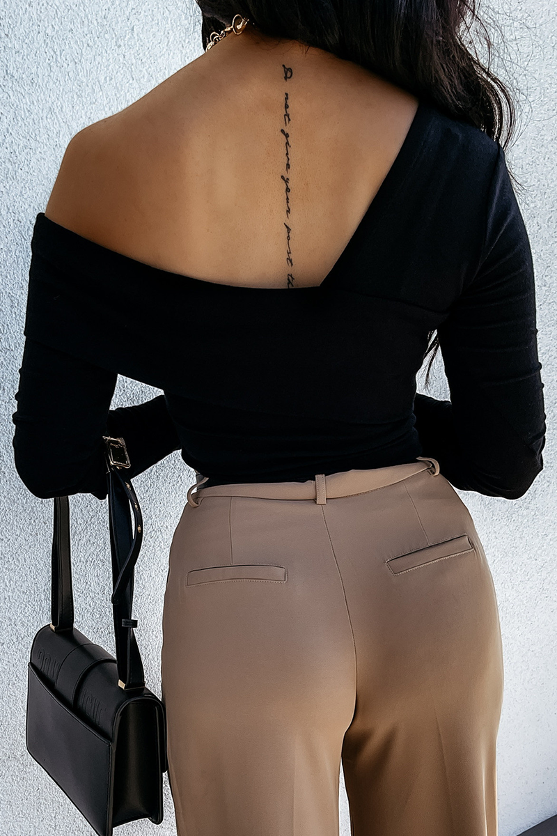 Beautifully Finished Top in a Timeless Design