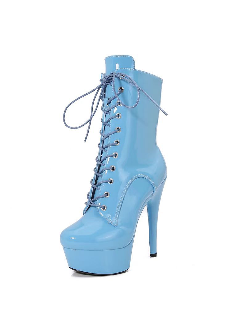 Well Tailored Boots with a Graceful Silhouette
