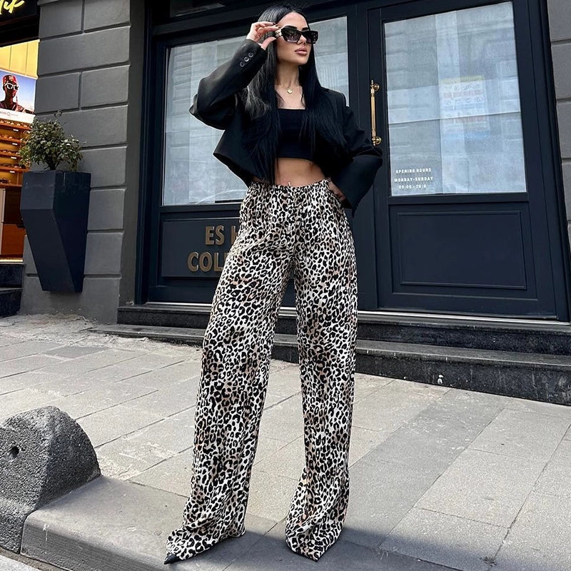 Well Tailored Pants with a Graceful Silhouette
