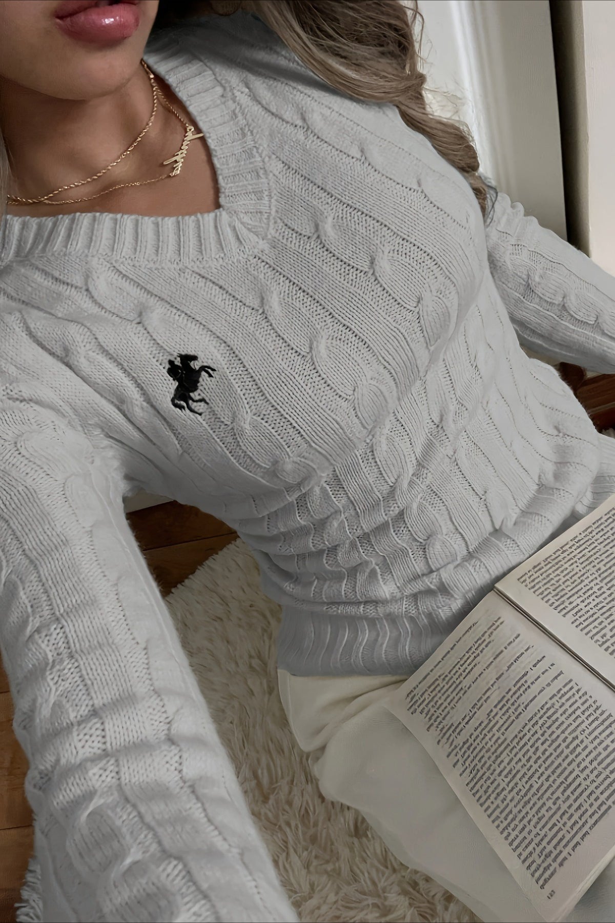 Well Tailored Sweater with a Graceful Silhouette