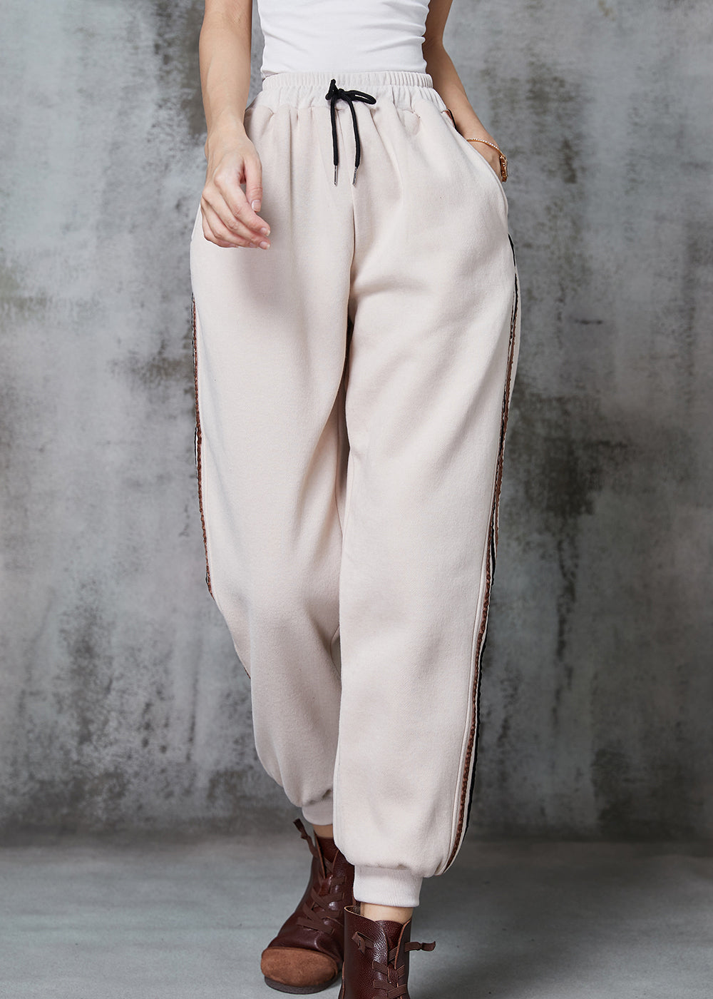 Effortlessly Elegant Pants with a Timeless Design