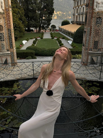 Beautifully Finished Dress in a Timeless Design