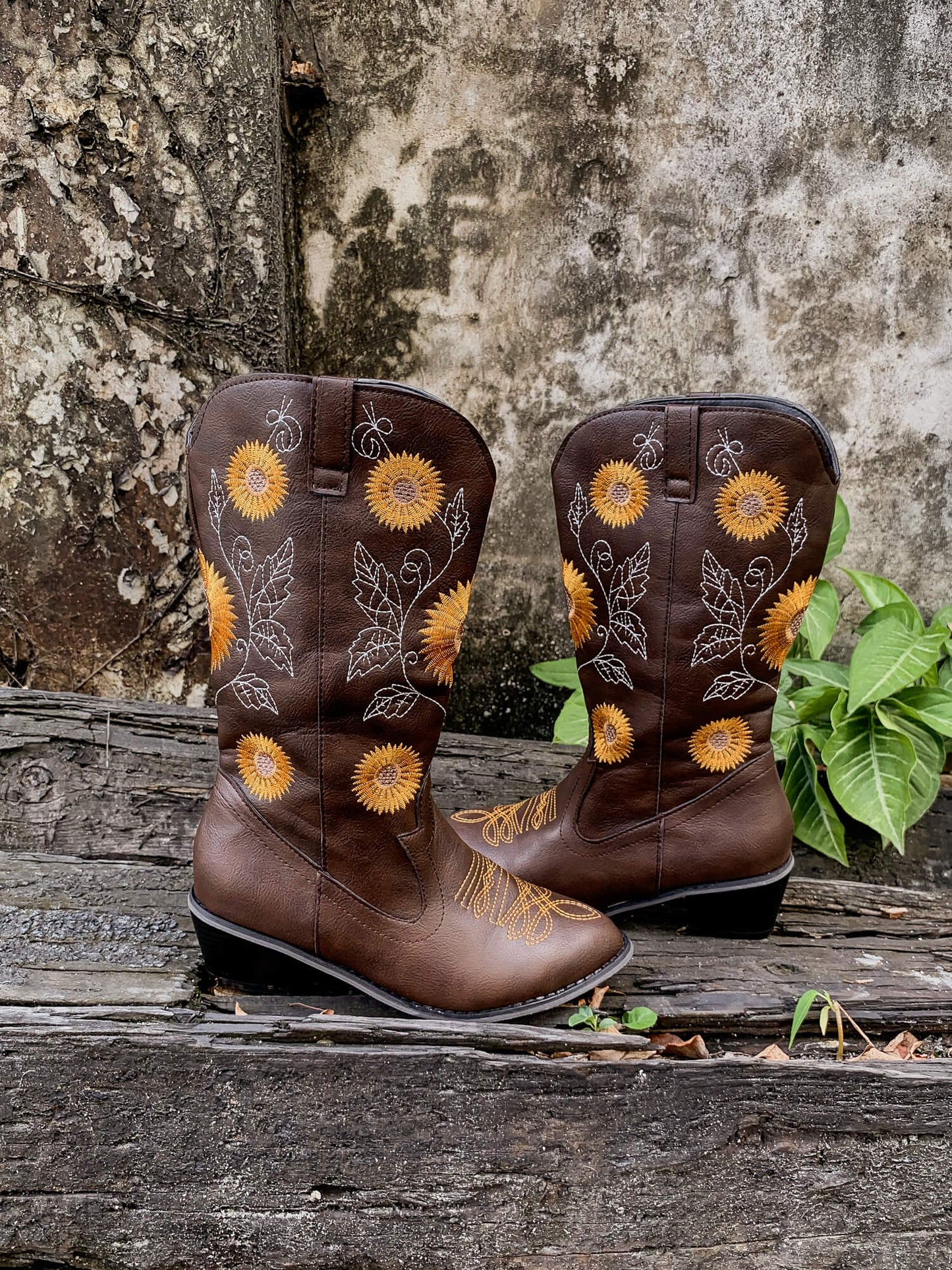 Effortlessly Elegant Boots with a Timeless Design