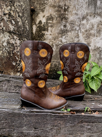 Effortlessly Elegant Boots with a Timeless Design