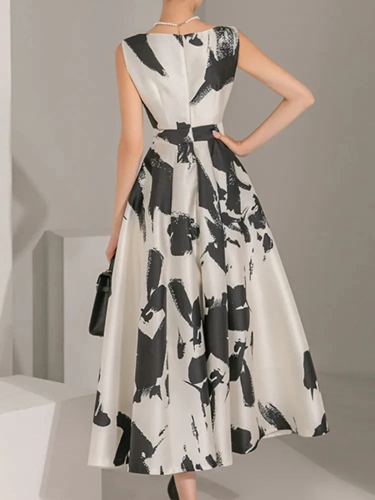 Classic Vintage Dress with a Flattering Fit