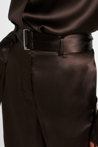 Well Tailored Pants with a Graceful Silhouette