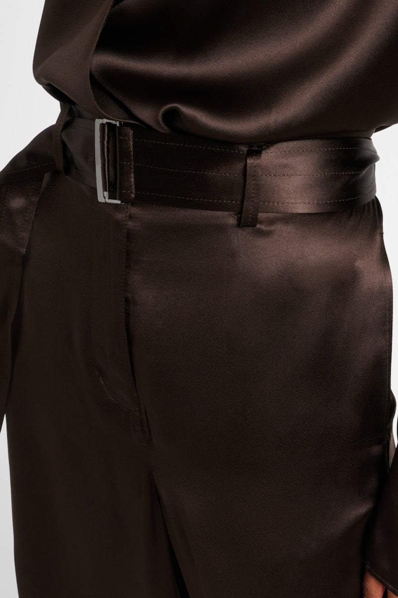 Well Tailored Pants with a Graceful Silhouette