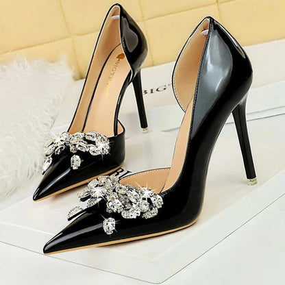 Effortlessly Elegant Heels with a Timeless Design